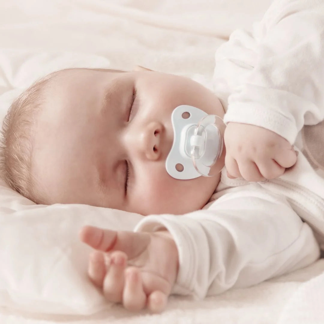 Image bébé dort paisiblement en couche lavable